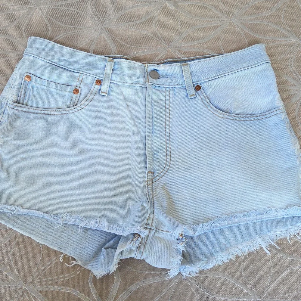 NWOT, Levi's Daisy 501 Cut-off Shorts!